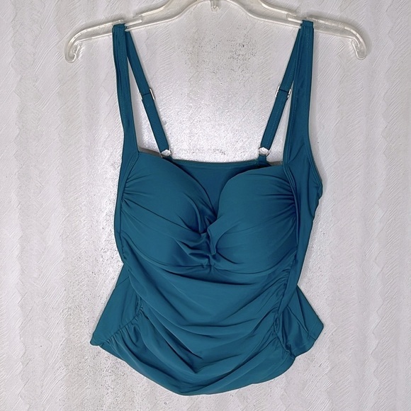 ❤️ 🆕 STRIKING Green Women’s bathing suit top Size XXL - Picture 2 of 4